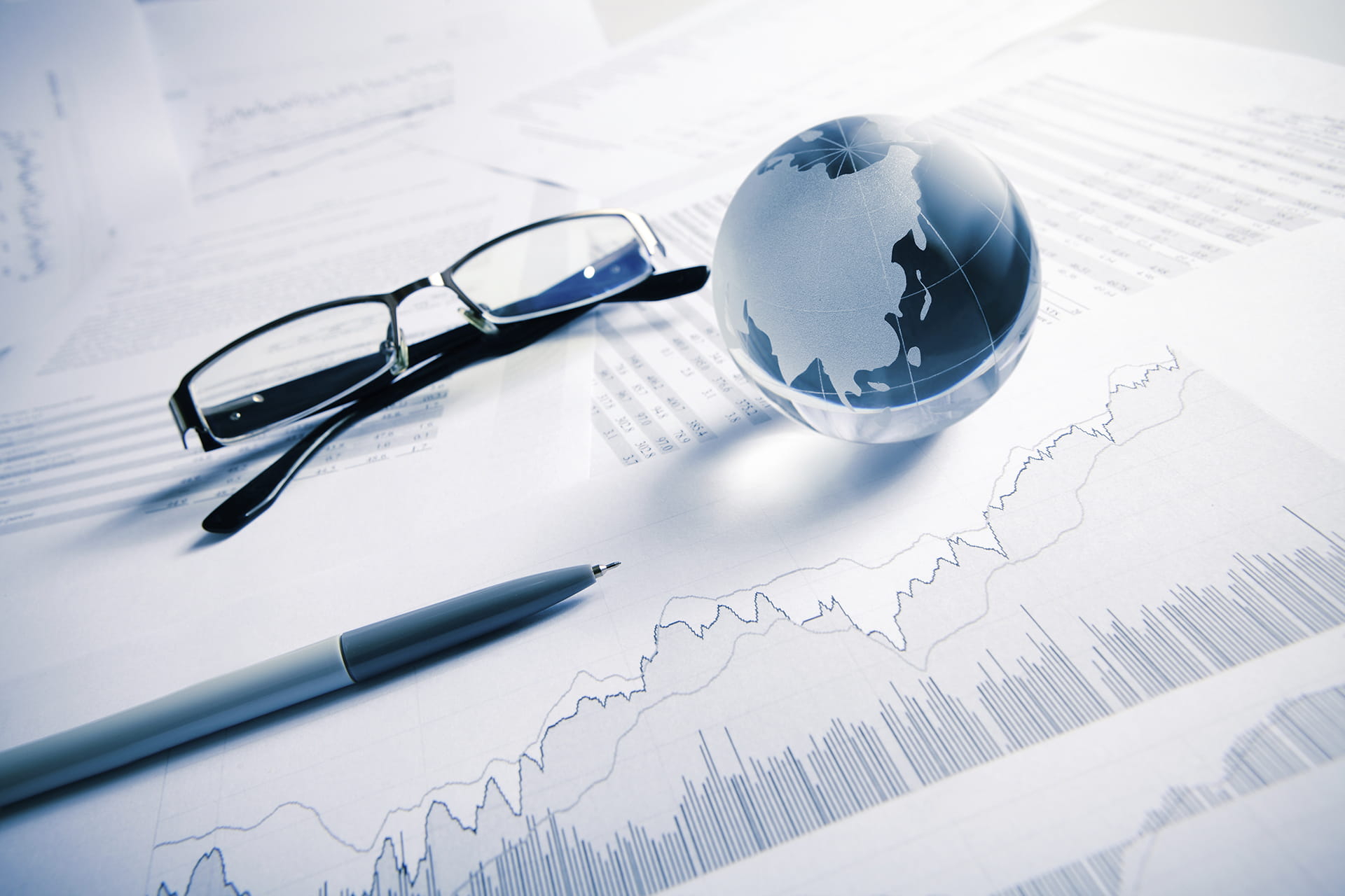 Clear globe glasses pen